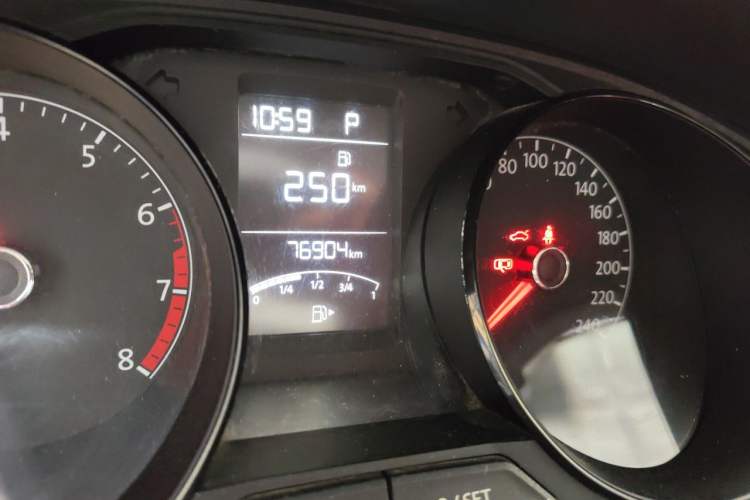 Used Volkswagen Lavida 2015 1.6L Automatic Fashion Edition Odometer Close Up