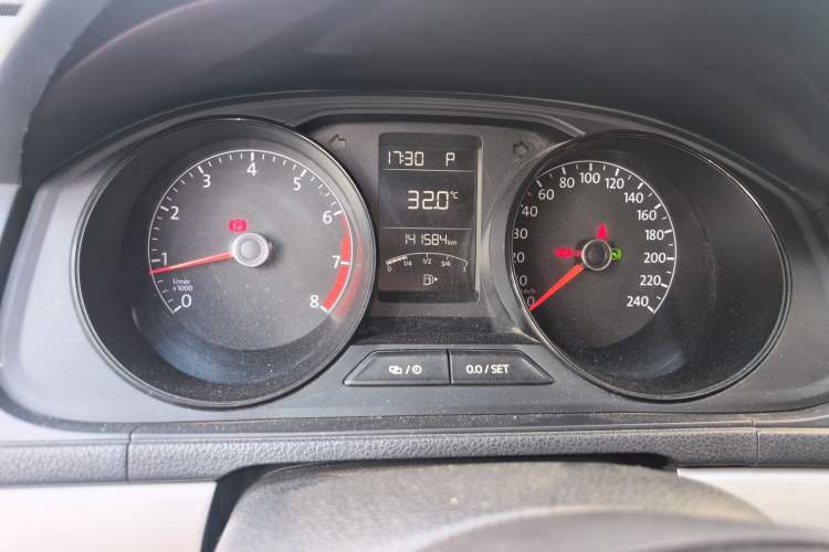 Used Volkswagen Lavida 2015 1.6L Automatic Fashion Edition Odometer Close Up
