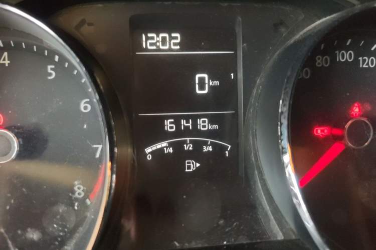 Used Volkswagen Lavida 2015 1.6L Manual Comfort Edition Odometer Close Up