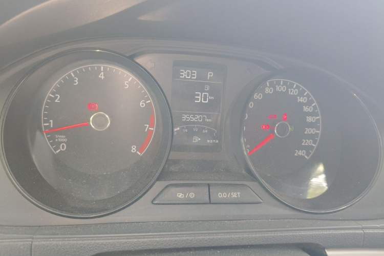 Used Volkswagen Lavida 2015 1.6L Automatic Fashion Edition Odometer Close Up
