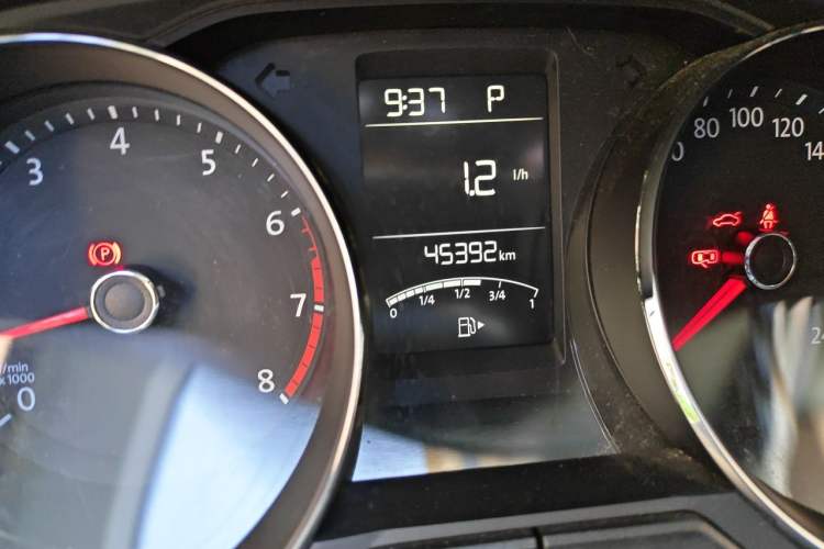 Used Volkswagen Lavida 2015 1.6L Automatic Comfort Edition Odometer Close Up