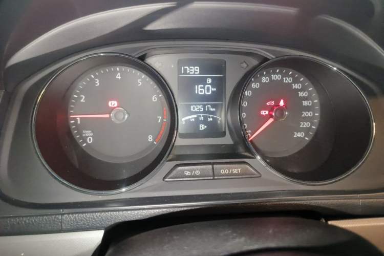 Used Volkswagen Lavida 2015 1.6L Manual Comfort Edition Odometer Close Up