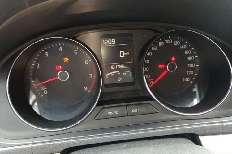 Used Volkswagen Lavida 2015 1.6L Manual Comfort Edition Odometer Close Up