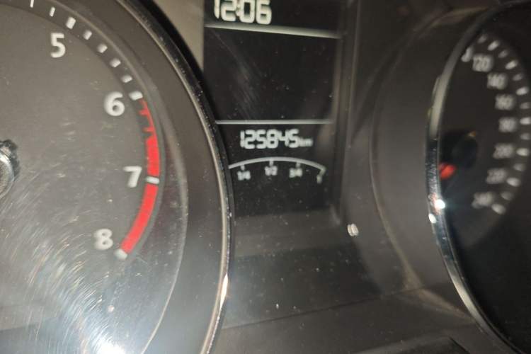 Used Volkswagen Lavida 2015 1.6L Manual Comfort Edition Odometer Close Up