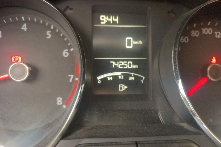 Used Volkswagen Lavida 2015 1.6L Manual Comfort Edition Odometer Close Up