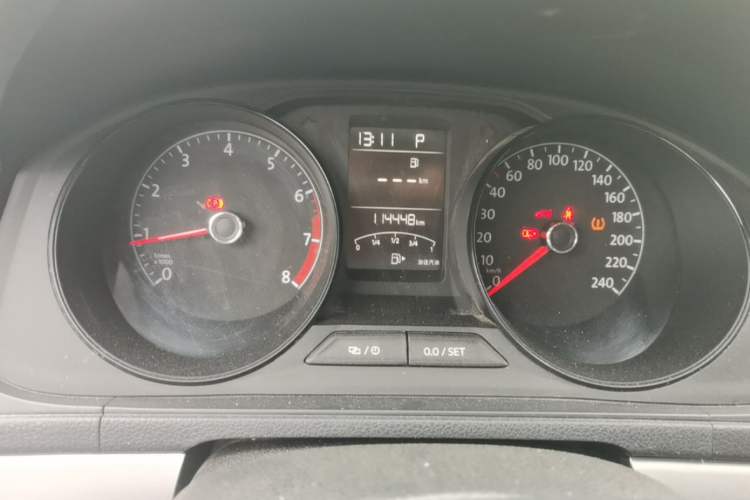 Used Volkswagen Lavida 2015 1.6L Automatic Fashion Edition Odometer Close Up