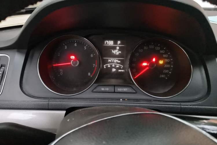 Used Volkswagen Lavida 2015 1.6L Automatic Comfort Edition Odometer Close Up