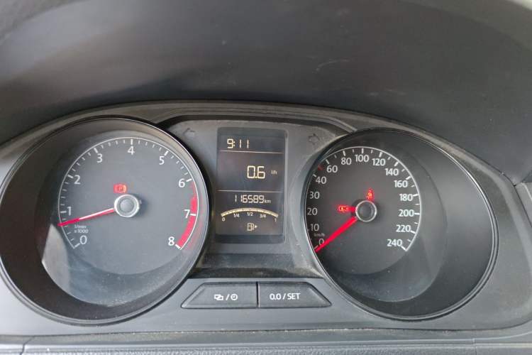 Used Volkswagen Lavida 2015 1.6L Manual Fashion Edition Odometer Close Up