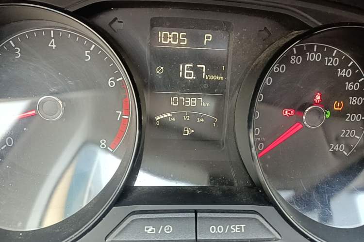 Used Volkswagen Lavida 2015 1.6L Automatic Fashion Edition Odometer Close Up