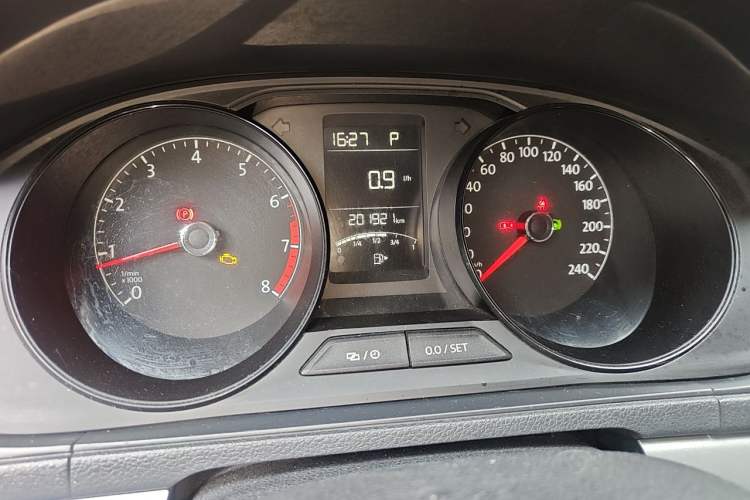 Used Volkswagen Lavida 2015 1.6L Automatic Fashion Edition Odometer Close Up