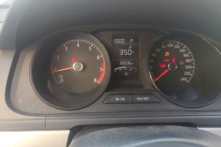 Used Volkswagen Lavida 2015 1.6L Automatic Fashion Edition Odometer Close Up