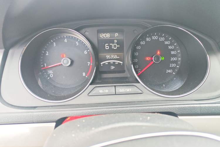 Used Volkswagen Lavida 2015 230TSI DSG Comfort Edition Odometer Close Up