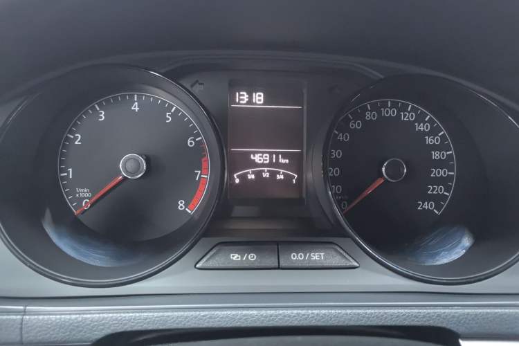 Used Volkswagen Lavida 2015 1.6L Automatic Fashion Edition Odometer Close Up