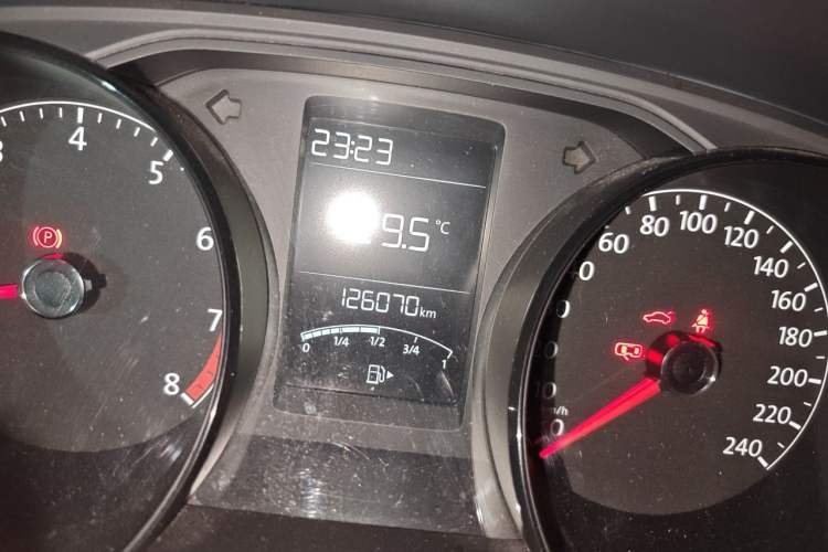 Used Volkswagen Lavida 2015 1.6L Manual Fashion Edition Odometer Close Up