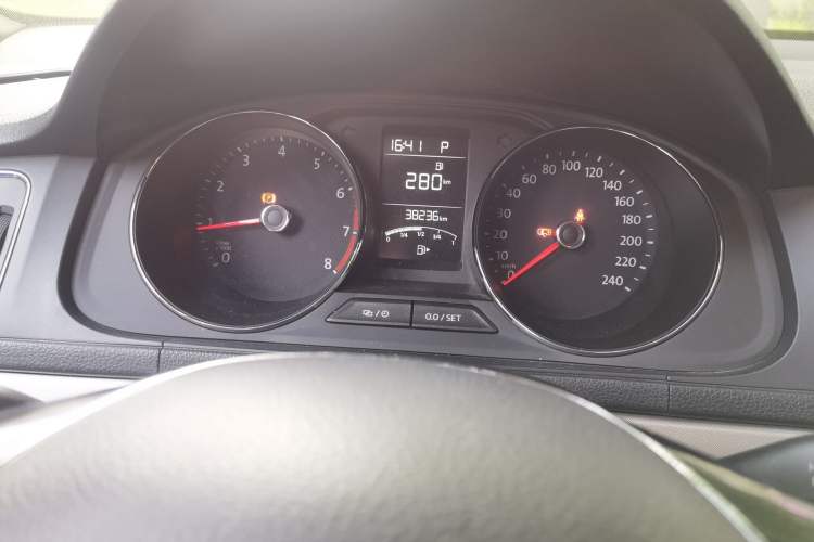 Used Volkswagen Lavida 2015 1.6L Automatic Comfort Edition Odometer Close Up