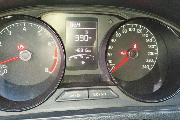 Used Volkswagen Lavida 2015 1.6L Manual Fashion Edition Odometer Close Up