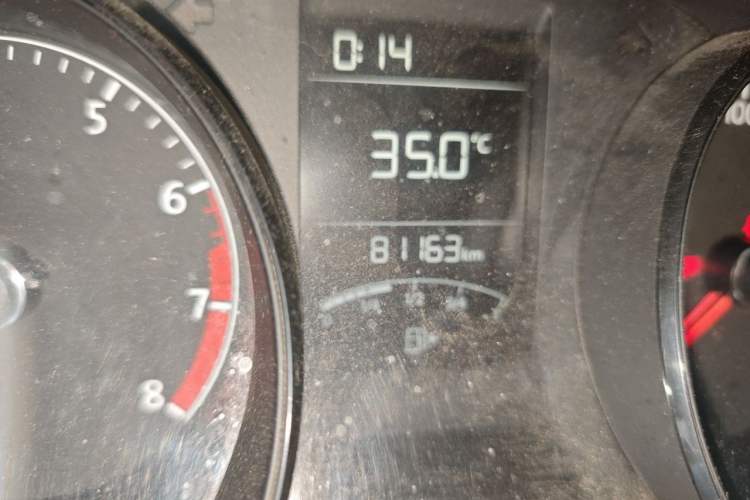 Used Volkswagen Lavida 2015 1.6L Manual Fashion Edition Odometer Close Up
