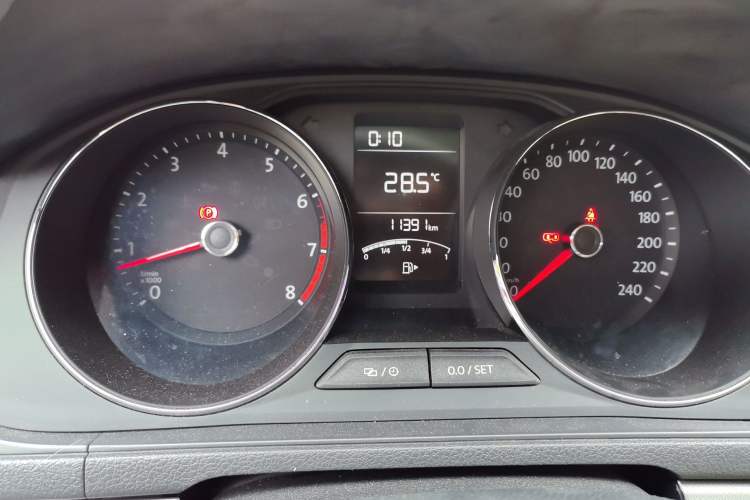 Used Volkswagen Lavida 2015 1.6L Manual Comfort Edition Odometer Close Up