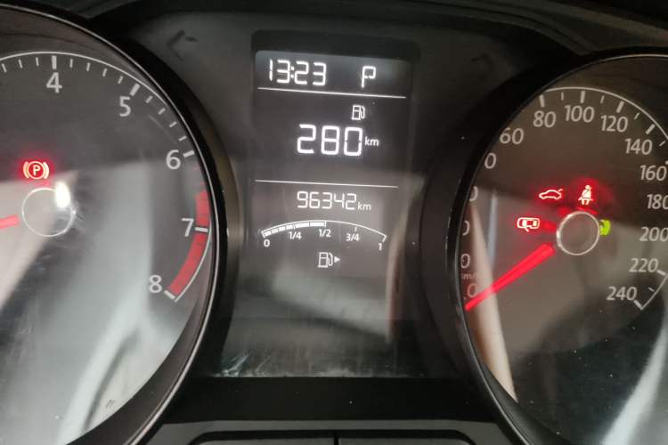 Used Volkswagen Lavida 2015 1.6L Automatic Fashion Edition Odometer Close Up