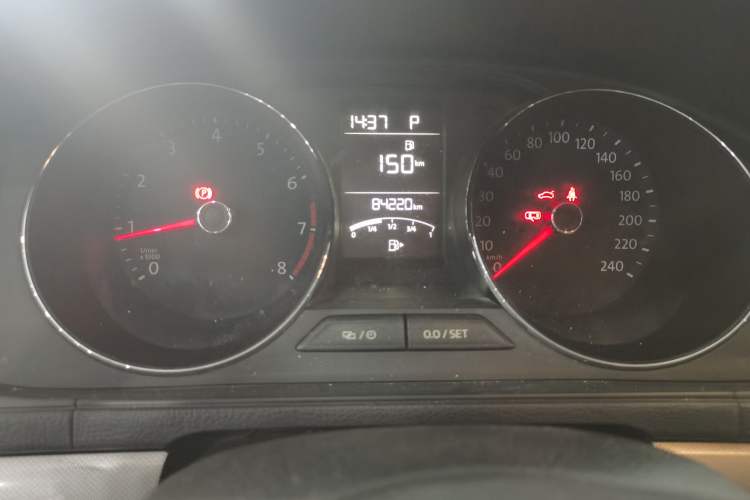 Used Volkswagen Lavida 2015 1.6L Automatic Comfort Edition Odometer Close Up