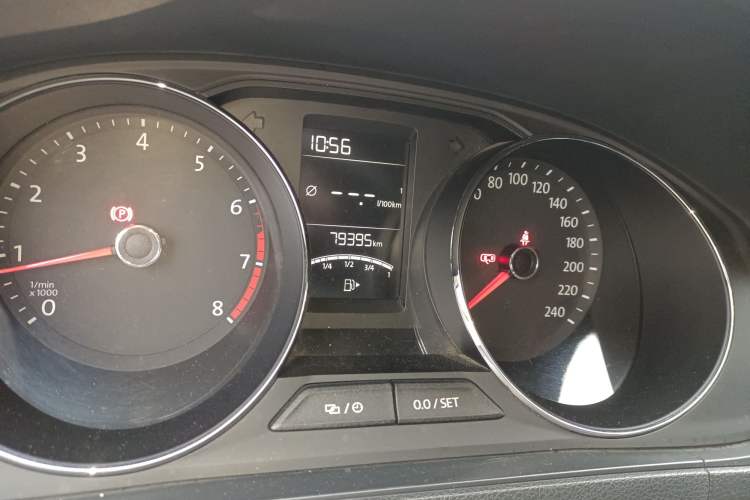 Used Volkswagen Lavida 2015 1.6L Manual Comfort Edition Odometer Close Up