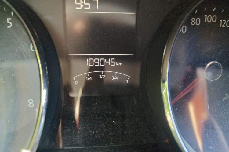 Used Volkswagen Lavida 2015 1.6L Manual Comfort Edition Odometer Close Up