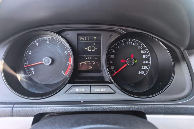 Used Volkswagen Lavida 2015 1.6L Automatic Fashion Edition Odometer Close Up