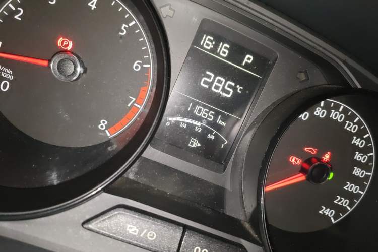 Used Volkswagen Lavida 2015 1.6L Automatic Fashion Edition Odometer Close Up