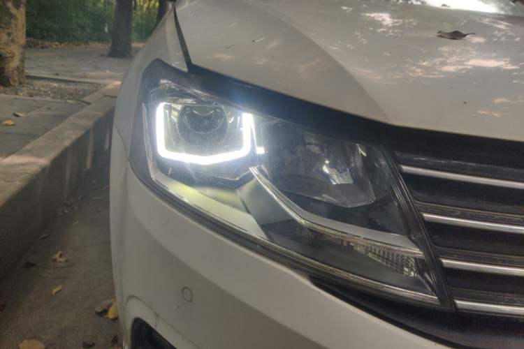 Used Volkswagen Lavida 2015 1.6L Automatic Comfort Edition Right Front Headlight