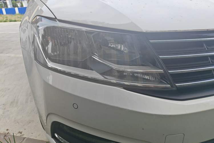 Used Volkswagen Lavida 2015 1.6L Automatic Comfort Edition Right Front Headlight