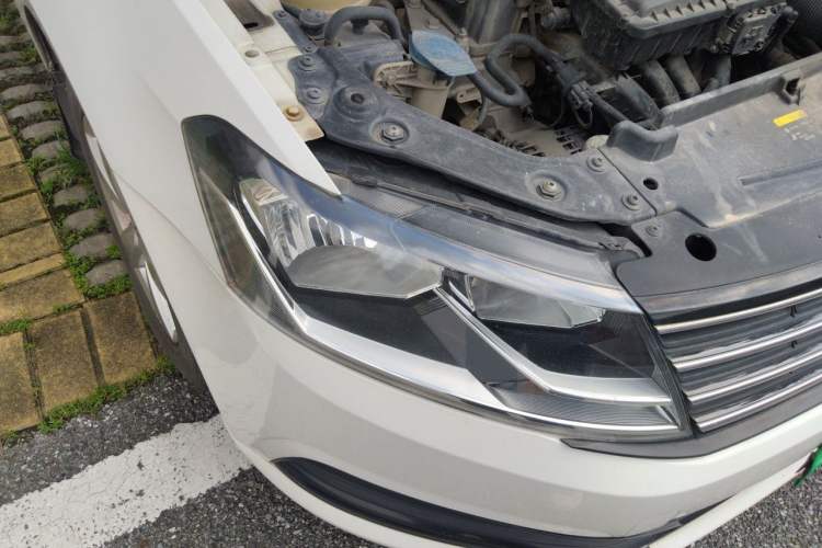 Used Volkswagen Lavida 2015 1.6L Automatic Fashion Edition Right Front Headlight