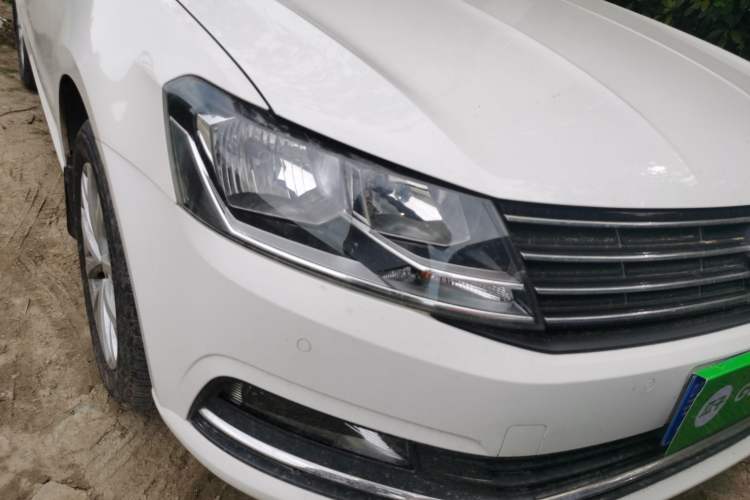 Used Volkswagen Lavida 2015 230TSI Manual Comfort Edition Right Front Headlight