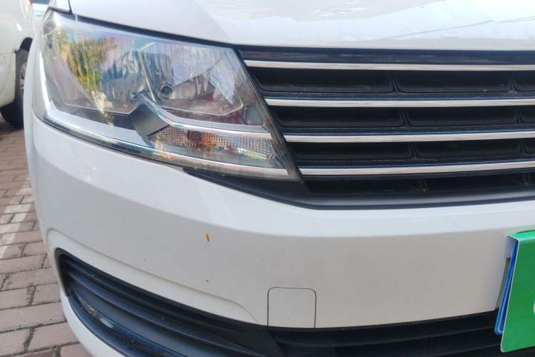 Used Volkswagen Lavida 2015 1.6L Automatic Fashion Edition Right Front Headlight