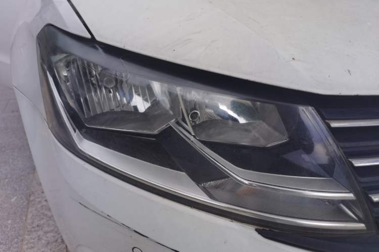 Used Volkswagen Lavida 2015 1.6L Automatic Comfort Edition Right Front Headlight