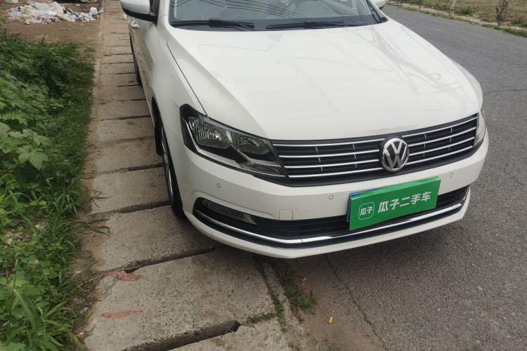 Used Volkswagen Lavida 2015 1.6L Manual Comfort Edition Right Front Headlight