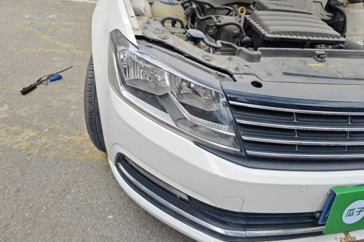 Used Volkswagen Lavida 2015 1.6L Automatic Comfort Edition Right Front Headlight