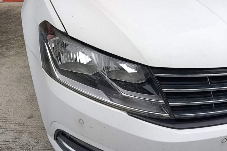 Used Volkswagen Lavida 2015 230TSI DSG Comfort Edition Right Front Headlight