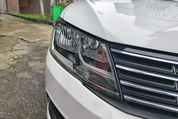 Used Volkswagen Lavida 2015 1.6L Automatic Comfort Edition Right Front Headlight