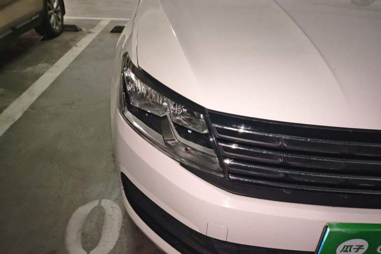 Used Volkswagen Lavida 2015 1.6L Manual Fashion Edition Right Front Headlight
