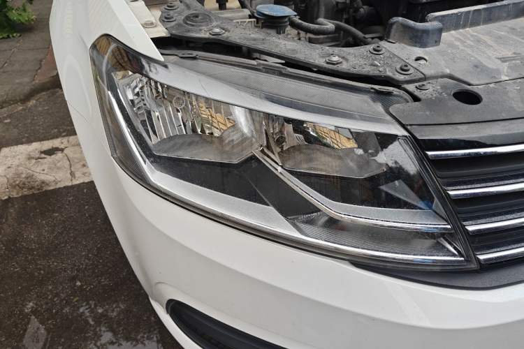 Used Volkswagen Lavida 2015 1.6L Automatic Fashion Edition Right Front Headlight
