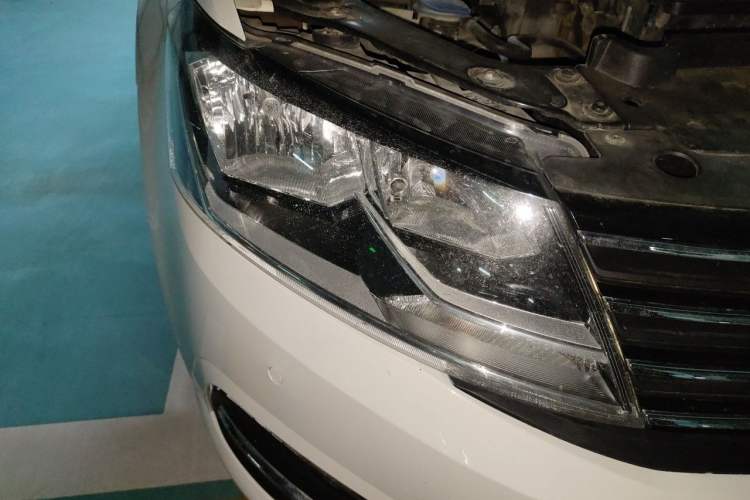 Used Volkswagen Lavida 2015 1.6L Manual Comfort Edition Right Front Headlight