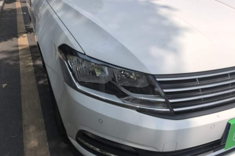 Used Volkswagen Lavida 2015 1.6L Manual Comfort Edition Right Front Headlight