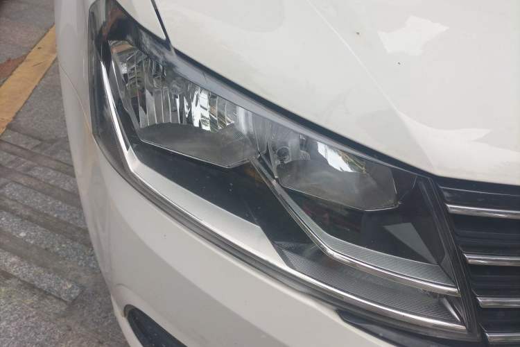 Used Volkswagen Lavida 2015 1.6L Automatic Fashion Edition Right Front Headlight