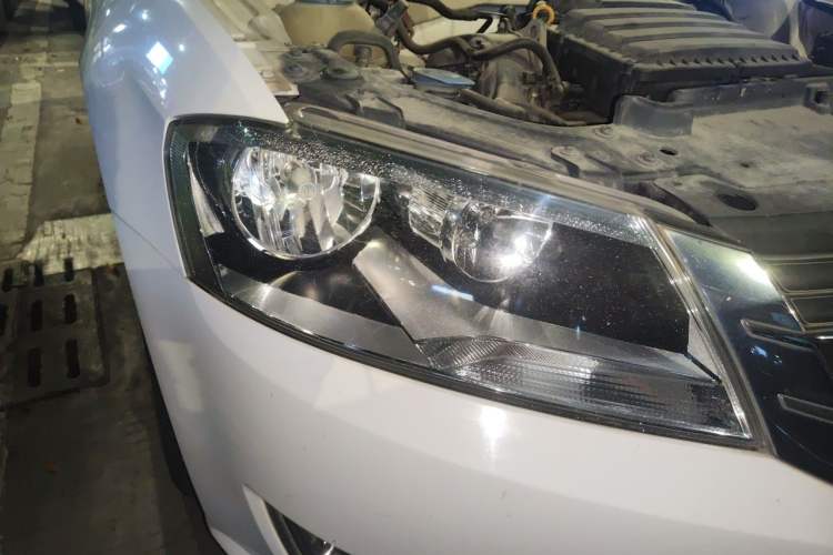 Used Volkswagen Lavida 2015 1.6L Automatic Comfort Edition Right Front Headlight