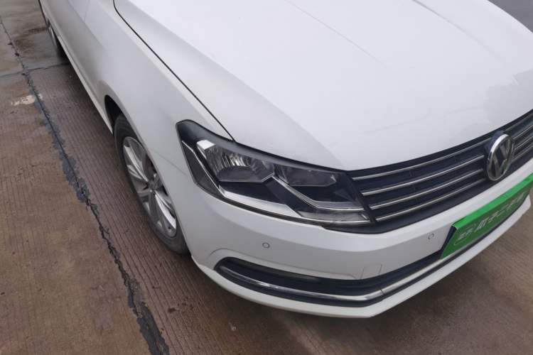 Used Volkswagen Lavida 2015 1.6L Automatic Comfort Edition Right Front Headlight