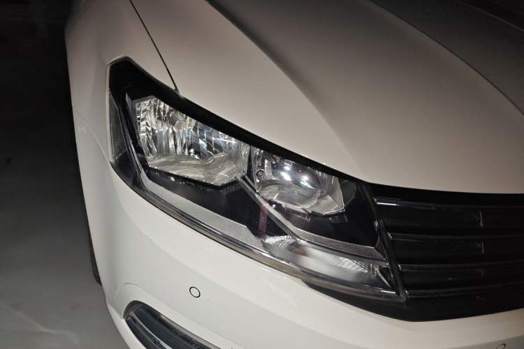 Used Volkswagen Lavida 2015 1.6L Automatic Comfort Edition Right Front Headlight