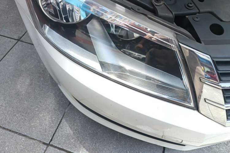 Used Volkswagen Lavida 2015 1.6L Automatic Fashion Edition Right Front Headlight