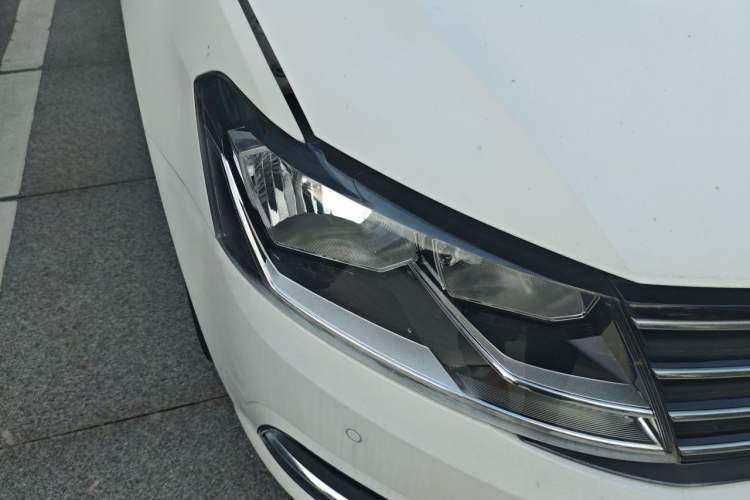 Used Volkswagen Lavida 2015 1.6L Automatic Comfort Edition Right Front Headlight