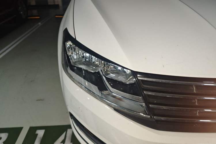Used Volkswagen Lavida 2015 1.6L Manual Comfort Edition Right Front Headlight