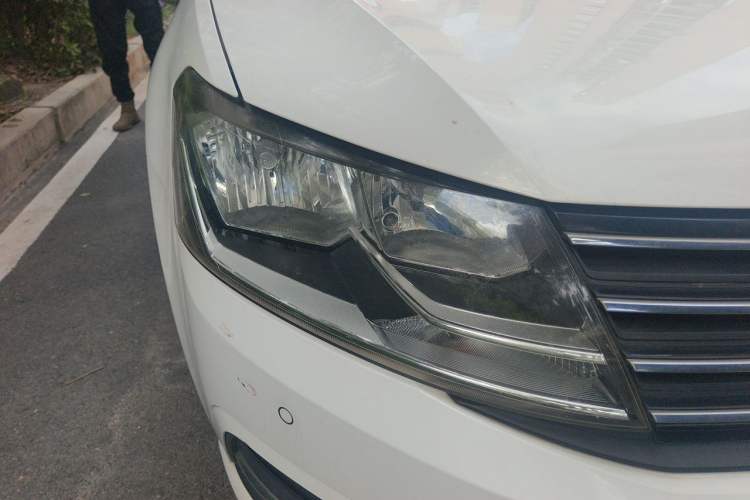 Used Volkswagen Lavida 2015 1.6L Manual Comfort Edition Right Front Headlight